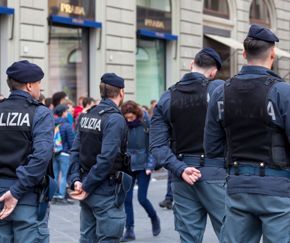 Due arresti per la rapina alla tabaccheria di Avenza