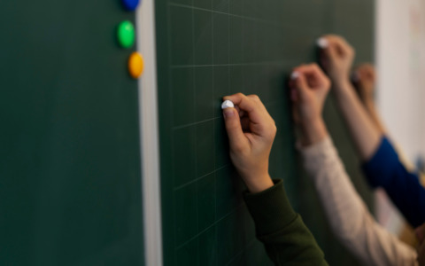 Anziani volontari per la sicurezza davanti alle scuole