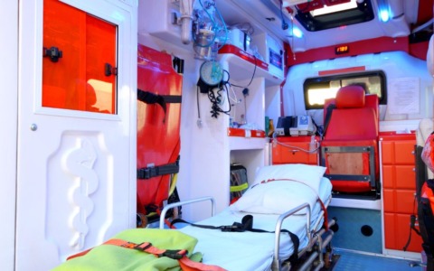 Cercatore di funghi cade in un canale: salvato a 78 anni