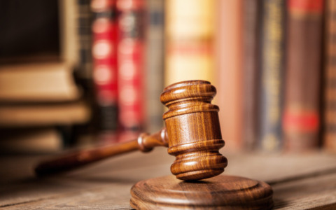 Padre accusato di violenza sessuale, in attesa di giudizio
