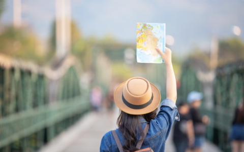 Volontari al lavoro per ripulire i prati dopo Ferragosto