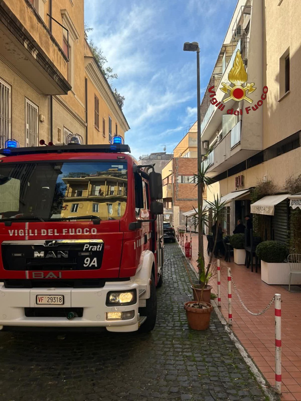 Pino cade su un cancello a Massa, tre auto restano bloccate