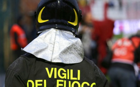 Fuoco d’artificio inesploso arriva sulla riva