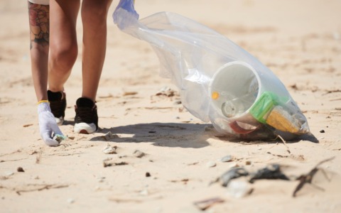 Volontari recuperano plastica e rifiuti dai fondali marini