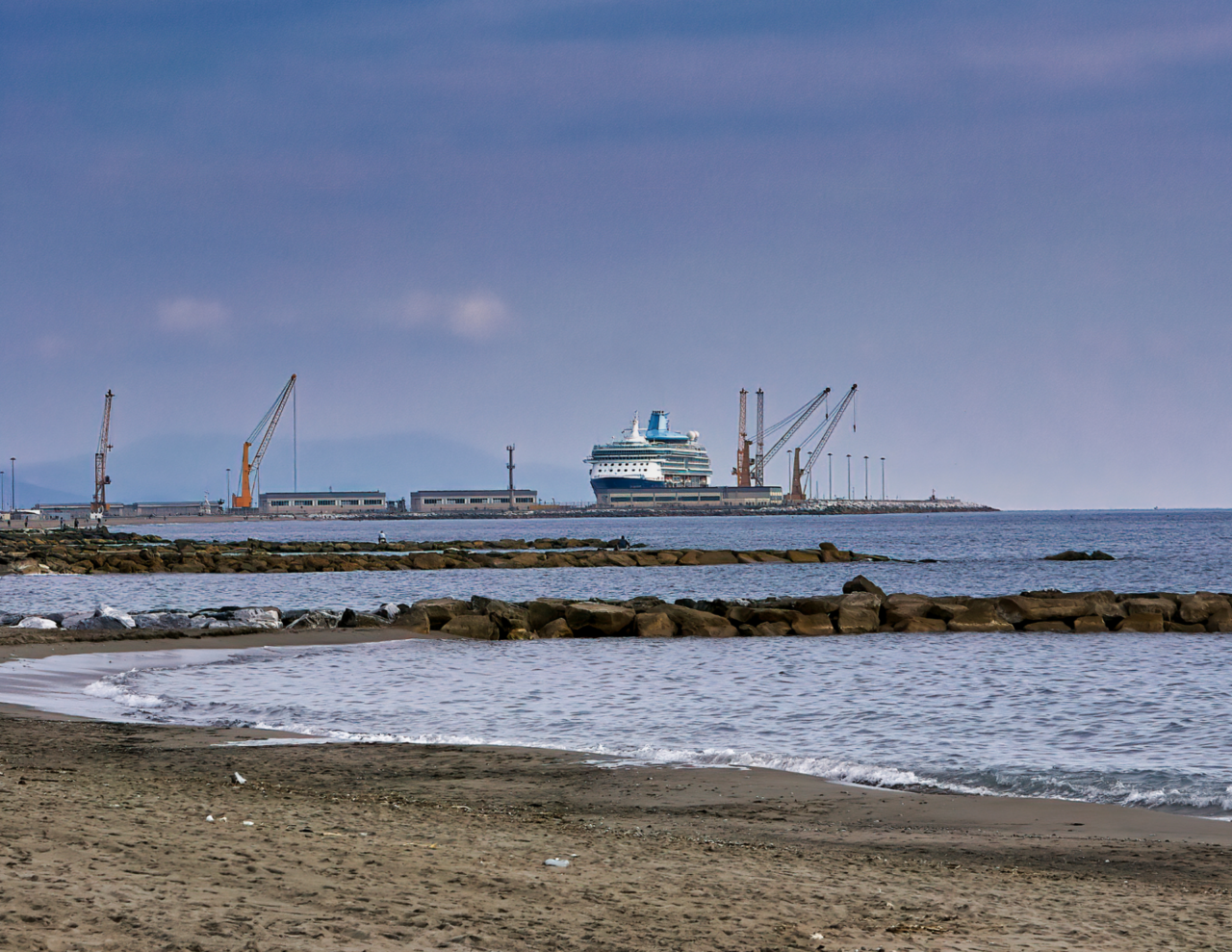 L’erosione riduce la spiaggia: appello per fermare il porto
